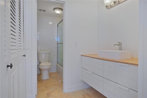 Condo in Bay Harbor Islands, Florida, 1 bedroom  № 1865758 - photo 28