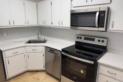 Condo in Bay Harbor Islands, Florida, 1 bedroom  № 1865758 - photo 22
