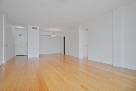 Condo in Bay Harbor Islands, Florida, 1 bedroom  № 1865758 - photo 18