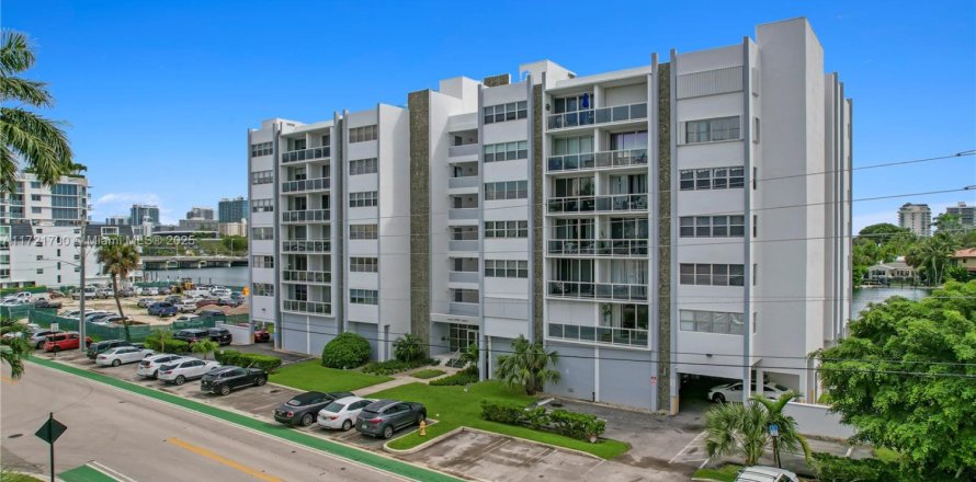 Condo in Bay Harbor Islands, Florida, 1 bedroom  № 1865758