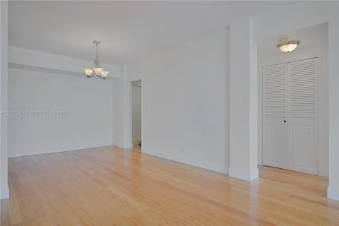 Condo in Bay Harbor Islands, Florida, 1 bedroom  № 1865758 - photo 24