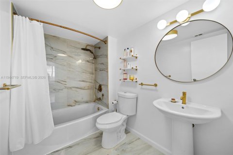 Copropriété à vendre à Hallandale Beach, Floride: 2 chambres, 130.06 m2 № 2001249 - photo 13