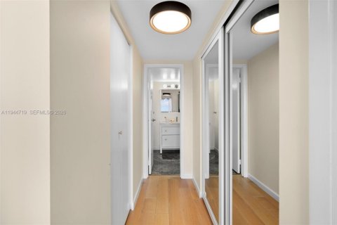 Copropriété à vendre à Hallandale Beach, Floride: 2 chambres, 130.06 m2 № 2001249 - photo 17