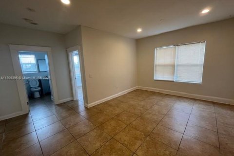 Apartment in Miami, Florida 8 bedrooms, 1088.44 sq.m. № 1955956 - photo 1