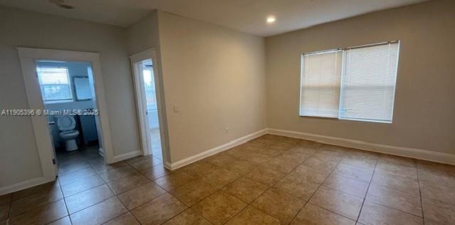 Apartment in Miami, Florida 8 bedrooms, 1088.44 sq.m. № 1955956