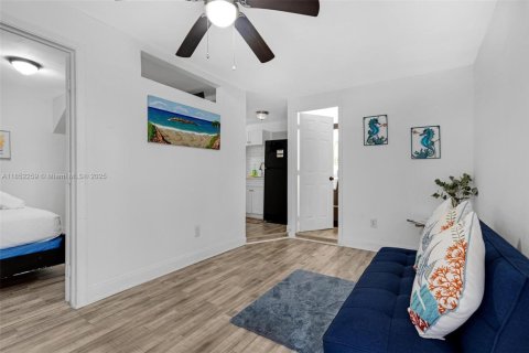House in Lake Worth, Florida 5 bedrooms, 144.56 sq.m. № 1879021 - photo 25