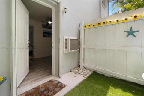 House in Lake Worth, Florida 5 bedrooms, 144.56 sq.m. № 1879021 - photo 19