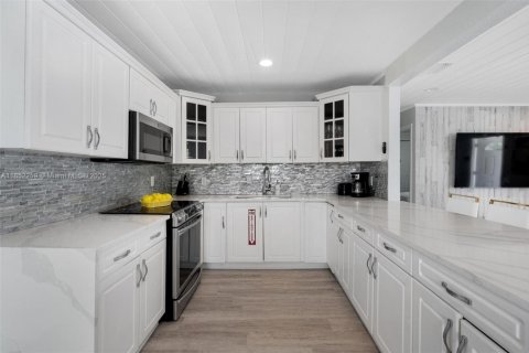 House in Lake Worth, Florida 5 bedrooms, 144.56 sq.m. № 1879021 - photo 11