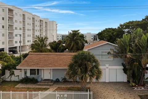 House in Lake Worth, Florida 5 bedrooms, 144.56 sq.m. № 1879021 - photo 1