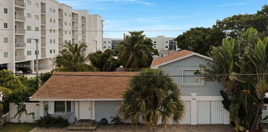 House in Lake Worth, Florida 5 bedrooms, 144.56 sq.m. № 1879021