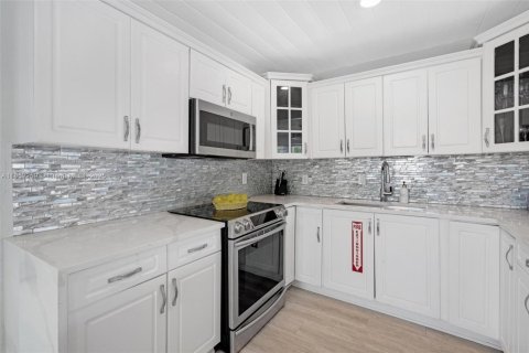 House in Lake Worth, Florida 5 bedrooms, 144.56 sq.m. № 1879021 - photo 12