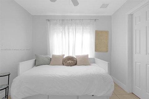 House in Lake Worth, Florida 5 bedrooms, 144.56 sq.m. № 1879021 - photo 17