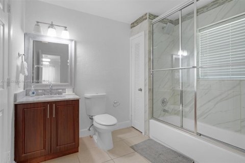 House in Lake Worth, Florida 5 bedrooms, 144.56 sq.m. № 1879021 - photo 16