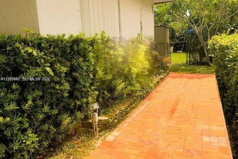 House in North Miami, Florida 4 bedrooms, 154.4 sq.m. № 2152592 - photo 27