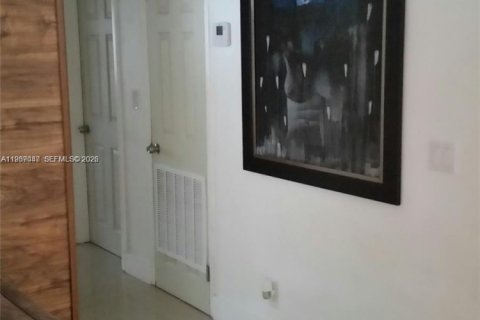 House in North Miami, Florida 4 bedrooms, 154.4 sq.m. № 2152592 - photo 11
