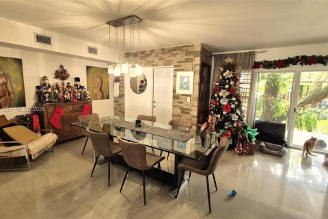 House in North Miami, Florida 4 bedrooms, 154.4 sq.m. № 2152592 - photo 12
