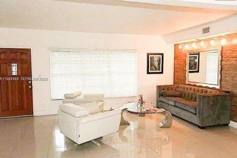House in North Miami, Florida 4 bedrooms, 154.4 sq.m. № 2152592 - photo 5
