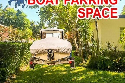 House in North Miami, Florida 4 bedrooms, 154.4 sq.m. № 2152592 - photo 15