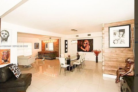 House in North Miami, Florida 4 bedrooms, 154.4 sq.m. № 2152592 - photo 2