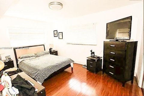 House in North Miami, Florida 4 bedrooms, 154.4 sq.m. № 2152592 - photo 29