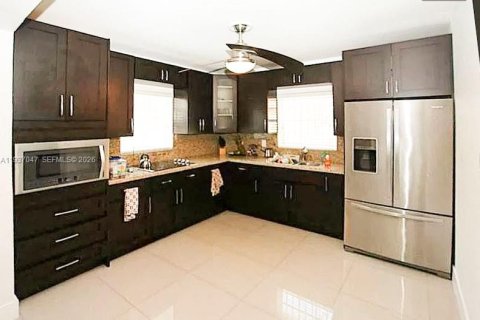 House in North Miami, Florida 4 bedrooms, 154.4 sq.m. № 2152592 - photo 13