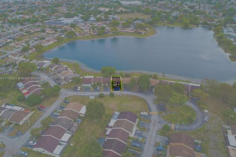 Townhouse in Miami, Florida 2 bedrooms, 90.12 sq.m. № 1695917 - photo 22