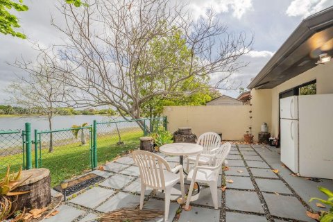Townhouse in Miami, Florida 2 bedrooms, 90.12 sq.m. № 1695917 - photo 19