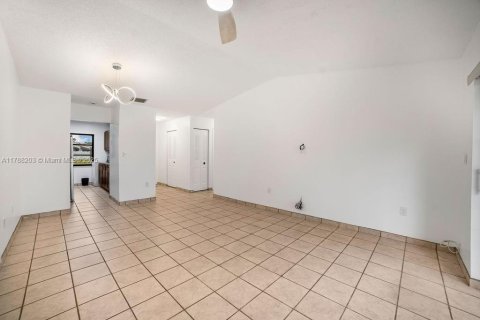 Townhouse in Miami, Florida 2 bedrooms, 90.12 sq.m. № 1695917 - photo 11