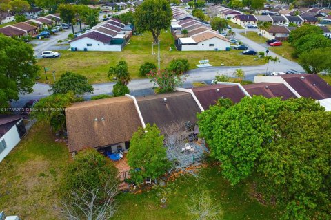 Townhouse in Miami, Florida 2 bedrooms, 90.12 sq.m. № 1695917 - photo 24