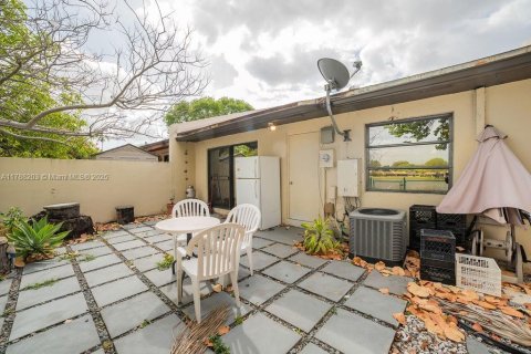 Townhouse in Miami, Florida 2 bedrooms, 90.12 sq.m. № 1695917 - photo 20