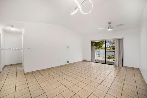 Townhouse in Miami, Florida 2 bedrooms, 90.12 sq.m. № 1695917 - photo 6