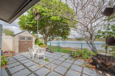 Townhouse in Miami, Florida 2 bedrooms, 90.12 sq.m. № 1695917 - photo 18