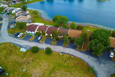 Townhouse in Miami, Florida 2 bedrooms, 90.12 sq.m. № 1695917 - photo 27
