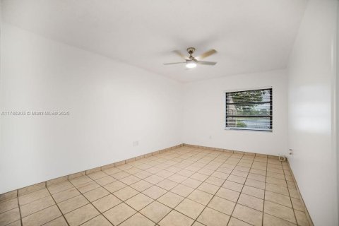 Townhouse in Miami, Florida 2 bedrooms, 90.12 sq.m. № 1695917 - photo 15