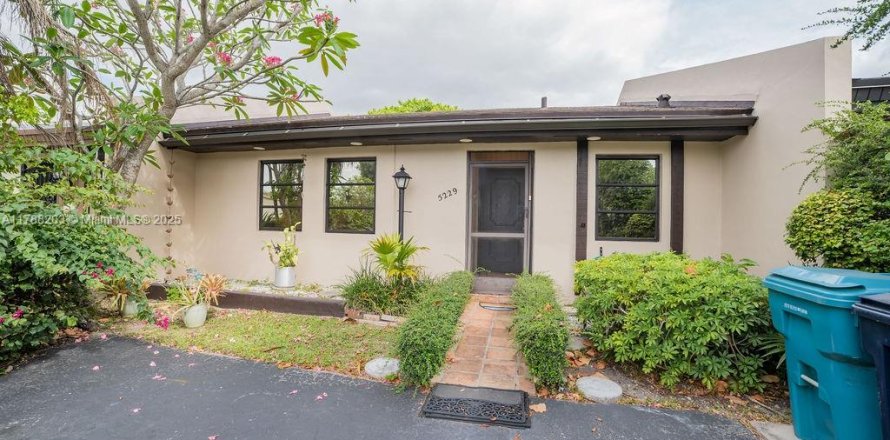 Townhouse in Miami, Florida 2 bedrooms, 90.12 sq.m. № 1695917