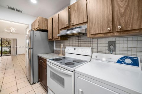 Townhouse in Miami, Florida 2 bedrooms, 90.12 sq.m. № 1695917 - photo 10