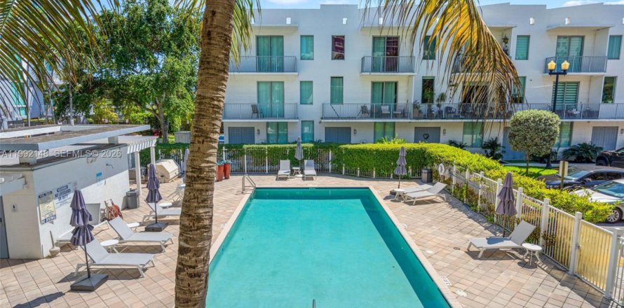 Townhouse in Hollywood, Florida 3 bedrooms, 211.07 sq.m. № 2058594