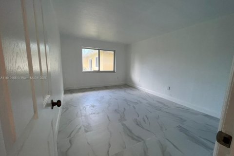 Condominio en venta en Miami Gardens, Florida, 2 dormitorios, 78.04 m2 № 1842477 - foto 2