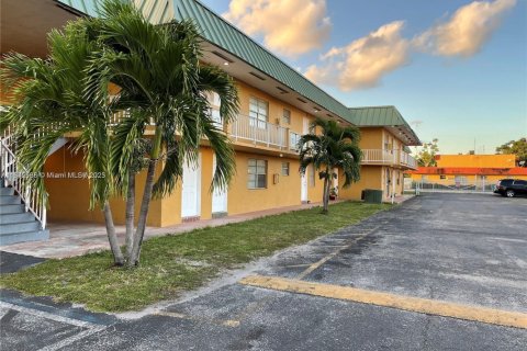 Condominio en venta en Miami Gardens, Florida, 2 dormitorios, 78.04 m2 № 1842477 - foto 1