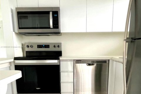 Condo in Sunrise, Florida, 1 bedroom № 1948170 - photo 3