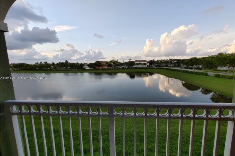 Кондоминиум с 3 спальнями в Дорал, Флорида № 1967259