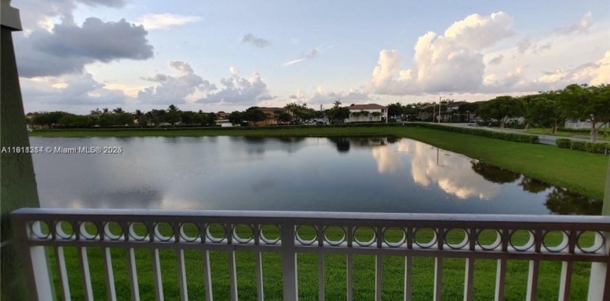 Кондоминиум с 3 спальнями в Дорал, Флорида № 1967259