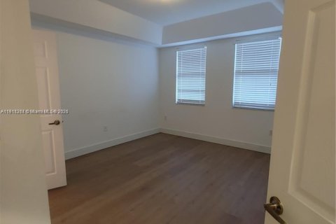 Снять в аренду кондоминиум в Дорал, Флорида 3 спальни, 128.67м2, № 1967259 - фото 13