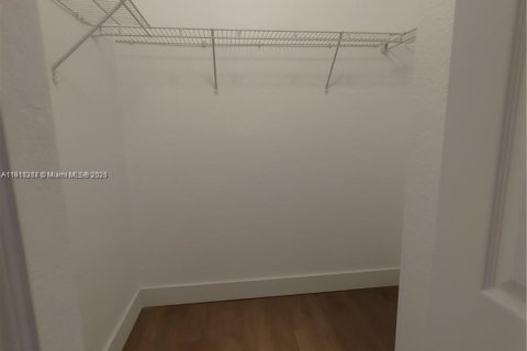 Снять в аренду кондоминиум в Дорал, Флорида 3 спальни, 128.67м2, № 1967259 - фото 12