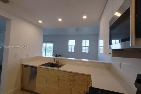 Снять в аренду кондоминиум в Дорал, Флорида 3 спальни, 128.67м2, № 1967259 - фото 4