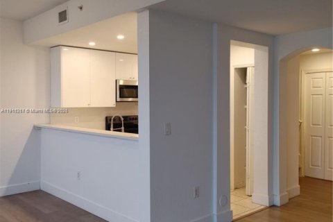 Снять в аренду кондоминиум в Дорал, Флорида 3 спальни, 128.67м2, № 1967259 - фото 6