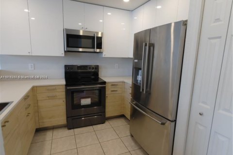 Снять в аренду кондоминиум в Дорал, Флорида 3 спальни, 128.67м2, № 1967259 - фото 3