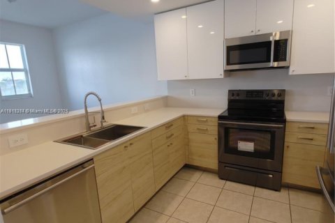 Снять в аренду кондоминиум в Дорал, Флорида 3 спальни, 128.67м2, № 1967259 - фото 2