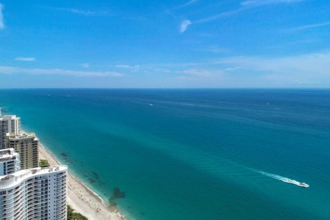 Condominio en venta en Riviera Beach, Florida, 2 dormitorios, 186.83 m2 № 1073528 - foto 1