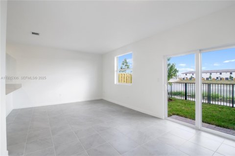 Снять в аренду таунхаус в Хомстед, Флорида 4 спальни, 169.83м2, № 1987238 - фото 16